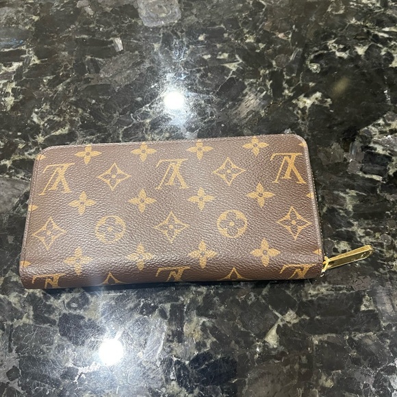 Louis Vuitton Zippy Wallet - Picture 2 of 8
